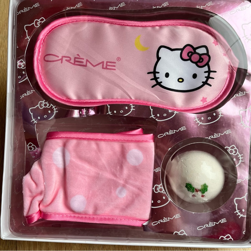 New Hello Kitty Spa Essentials Set - Picture 3 of 3